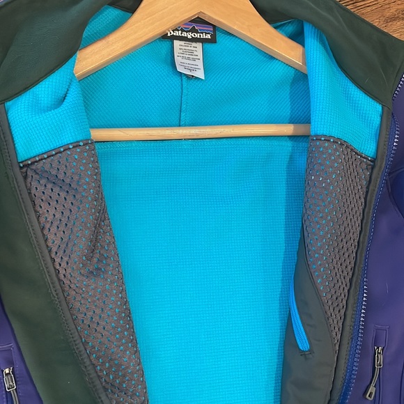 Purple Patagonia women’s lightweight jacket. Fitted design. Excellent condition. - Picture 4 of 4